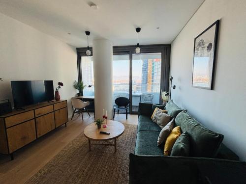 Modern apartment overlooking the skyline & Danube