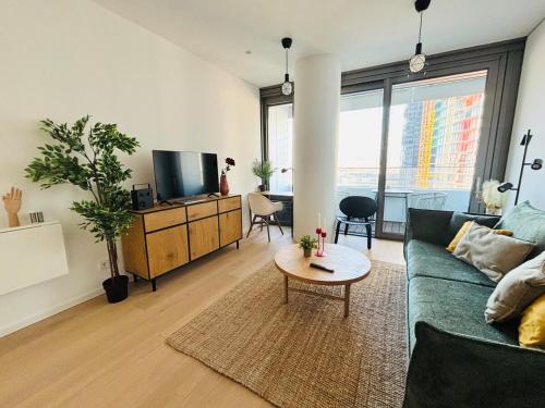 Modern apartment overlooking the skyline & Danube
