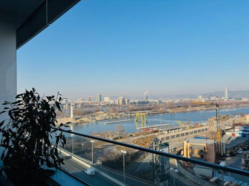Modern apartment overlooking the skyline & Danube