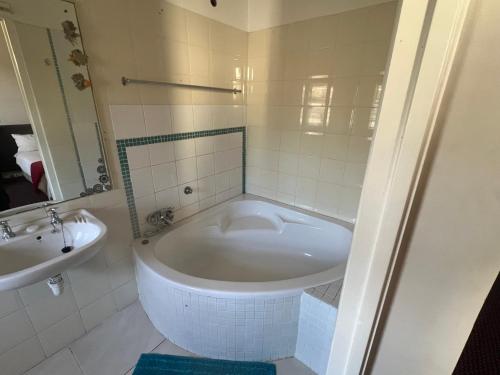 Ένα μπάνιο στο 2 Oaks Guest House