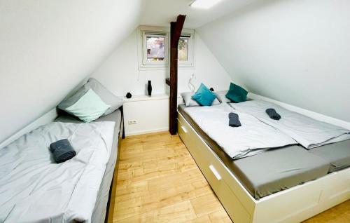 two twin beds in a small room in a attic at Traumhaus an der Lahn- Dreamhouse at River Lahn in Lahnstein