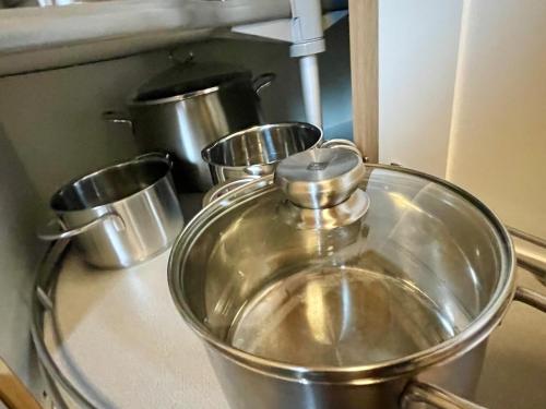 a metal bowl on a counter with four pots at Traumhaus an der Lahn- Dreamhouse at River Lahn in Lahnstein