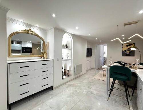 Photo de la galerie de l'établissement La Suite Spacieuse - avec Balcon - Cœur de Dijon, à Dijon