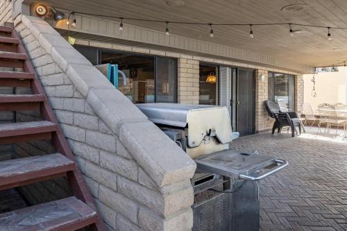 a barbecue grill on the outside of a house at Moovalya Keys Riverfront Room for all in Parker
