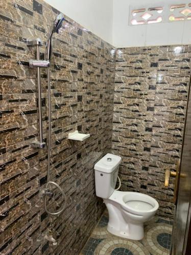 Bilik mandi di DE LUXE GUEST House