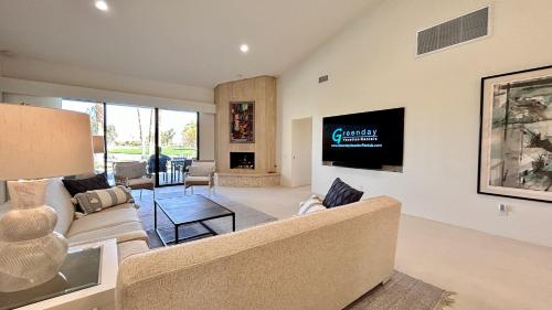 een woonkamer met een bank en een tv bij The Suite Spot in Rancho Mirage
