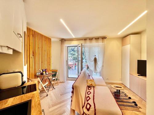 a living room with a bed and a window at Studio Moderno Lungo Mare-ideale inverno in Menton