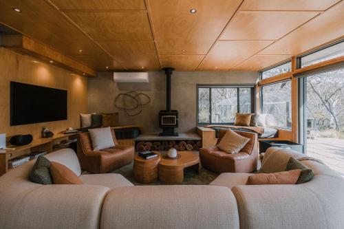 Un lugar para sentarse en Wildacres Luxe 40 Acre Australian bush escape with private cliffs