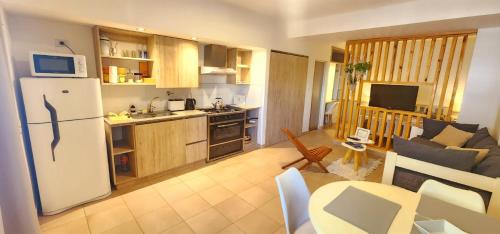 eine Küche und ein Wohnzimmer mit einem weißen Kühlschrank in der Unterkunft Brescia departamentos in San Isidro