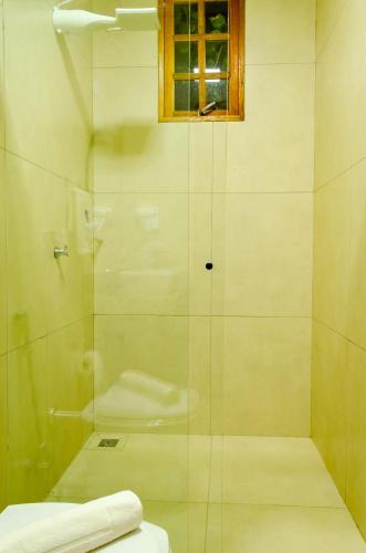 Bilik mandi di Suites Anacã