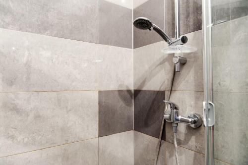 y baño con ducha con cabezal de ducha. en Apartament TSO Parkowa Polana, en Polanica-Zdrój
