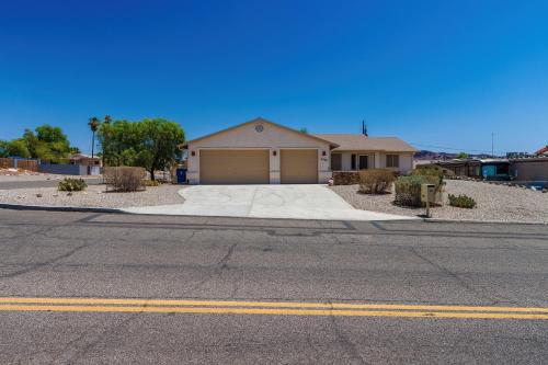 een huis met een garage aan de straatkant bij Breezing Southwind boat garage in Lake Havasu City