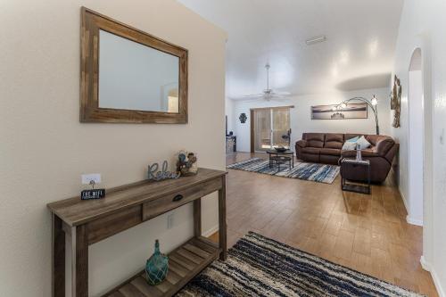 een woonkamer met een spiegel en een bank bij Breezing Southwind boat garage in Lake Havasu City