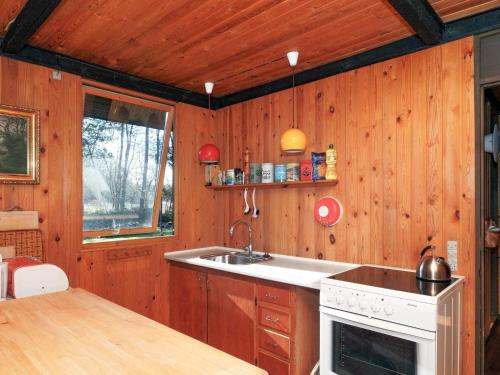 Dapur atau dapur kecil di 4 person holiday home in Nykøbing Sj-By Traum