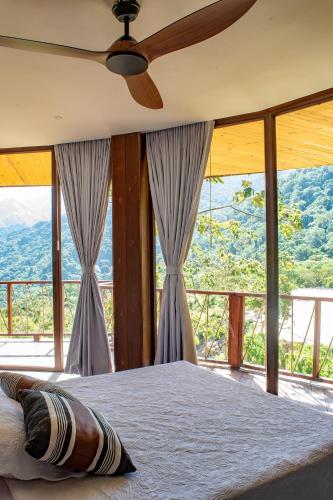 ein Schlafzimmer mit einem Bett und einem großen Fenster in der Unterkunft Hotel Anukwe in Bonda