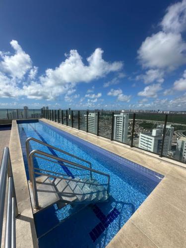una piscina sul tetto di un edificio di Flat luxo Shopping Rio Mar - Beach class Boa Viagem Recife - Piscina Rooftop a Recife