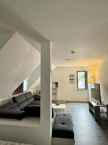 a living room with a couch and a table at HomeBerg Duisburg - feine 3 Zimmer, 4 Betten, 60qm in Top Lage in Duisburg