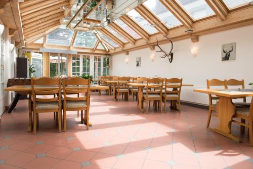 Hirschen B&B في مينفيلد: غرفة طعام مع طاولات وكراسي خشبية