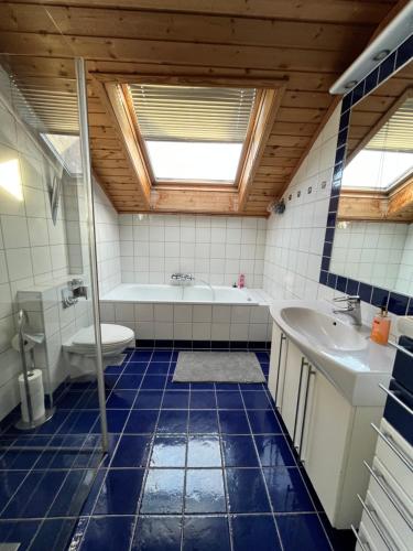 オスロにあるHomestay on budget in Oslo City 1の浴槽、トイレ、洗面台を備えたバスルーム