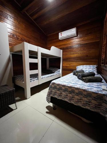 サント・アマロにあるCasa Meu Recanto - Lençois Maranhensesの二段ベッドが2つある寝室