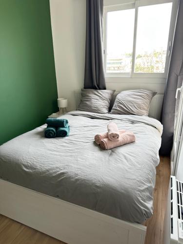 une chambre avec un lit avec deux animaux en peluche dessus dans l'établissement Appartement 2 pièces proche ville et plages, à Antibes