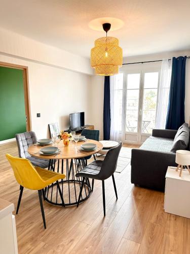 un salon avec une table, des chaises et un canapé dans l'établissement Appartement 2 pièces proche ville et plages, à Antibes
