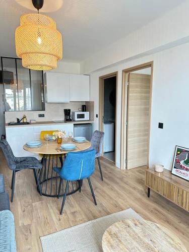 une cuisine et une salle à manger avec une table et des chaises dans l'établissement Appartement 2 pièces proche ville et plages, à Antibes
