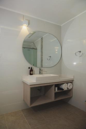 a bathroom with a sink and a mirror at Casa Serena in Ibagué