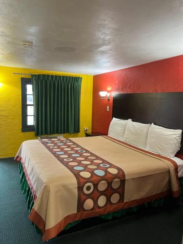Postel nebo postele na pokoji v ubytování Holly Motel Southampton