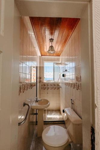 a bathroom with a toilet and a sink at Apto Amplo e confortável no centro de Salvador in Salvador