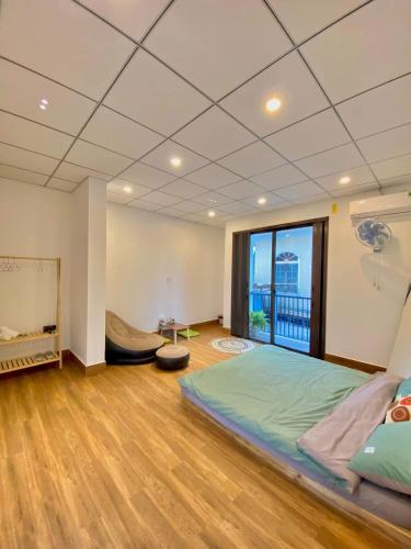 a bedroom with a large bed and a large window at Gạoo Gạo Homestay in Thôn Dương Phẩm