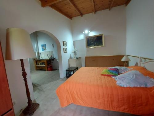 una camera da letto con un letto con una coperta arancione di Brisa Costera a Carmen de Patagones