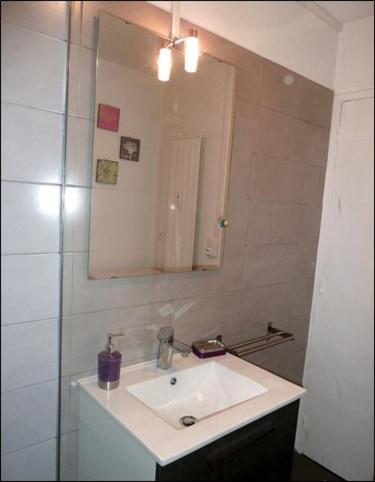 une salle de bain avec un lavabo blanc et un miroir dans l'établissement 2 Alpes Les Bleuets, à Les Deux Alpes