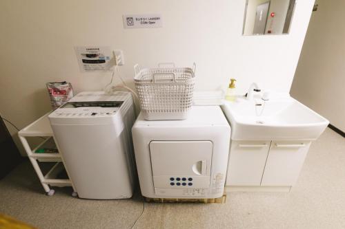 a kitchen with a sink and a microwave at 雪场缆车站旁-汤泽雪の宿-Ski IN Ski OUT-全新装修 in Seki