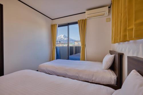 a hotel room with two beds and a window at APROStay富士河口湖松山16 in Fujiyoshida