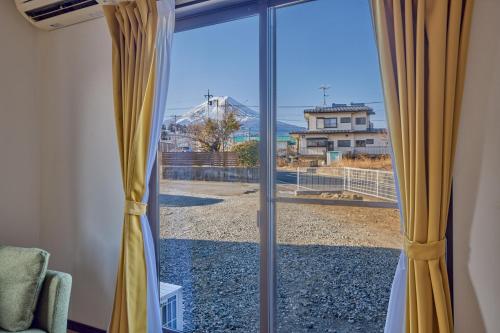 a sliding glass door with a view of the ocean at APROStay富士河口湖松山16 in Fujiyoshida