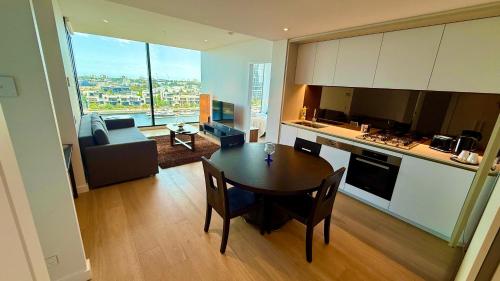 Kuchyň nebo kuchyňský kout v ubytování Yarra Accommodation-Private apartments-Collins Wharf Waterfront, Docklands