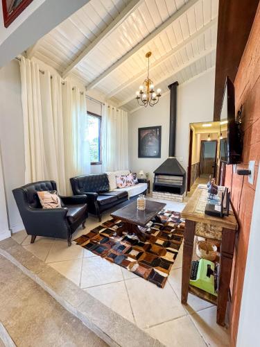 a living room with a couch and a table at RJ Sitio Refugio da Serra fazendinha in Rancho Queimado