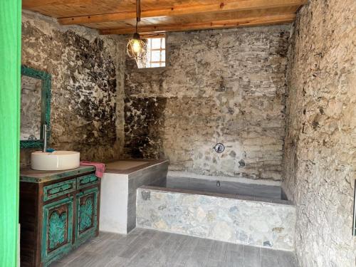 a bathroom with a bath tub and a sink at Cabañas Rincón Metztitlán in Azolzintla