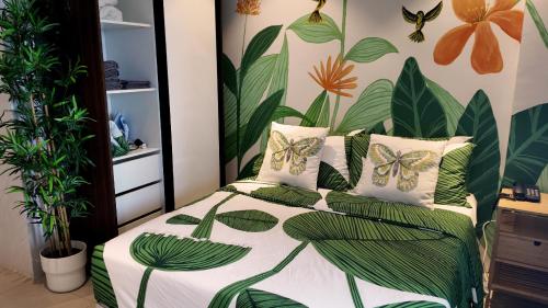 Cama o camas de una habitación en Dominiks nature and silent Jungle Studio Epic Ocean View Tambuli Mactan Pool Beach High Floor
