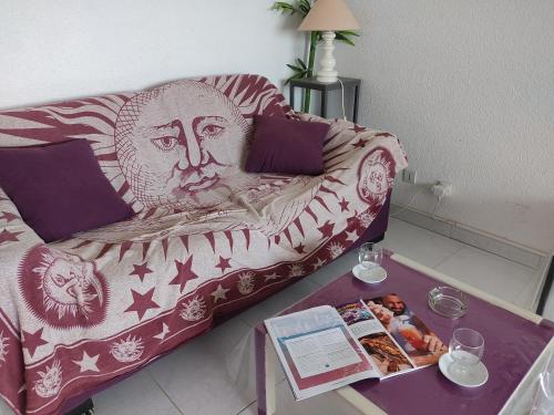 un salon avec un canapé et une table dans l'établissement Appartement T2 Confortable, 4/5 Pers, Plage Grazel, Parking Privé - FR-1-796-86, à Gruissan