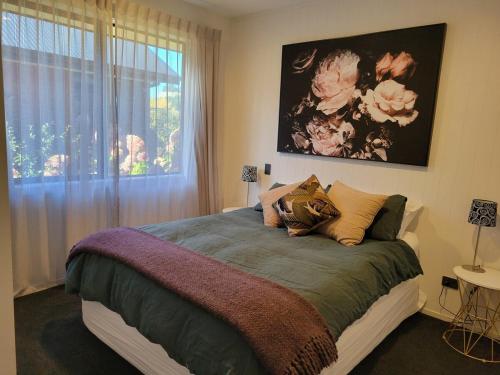 une chambre avec un lit avec des oreillers et une fenêtre dans l'établissement Albert Town Retreat, à Albert Town