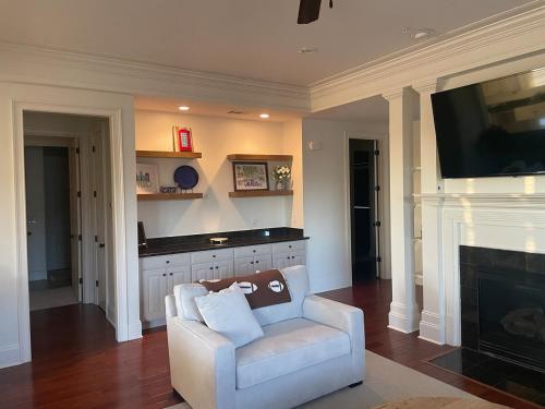 een woonkamer met een stoel en een open haard bij Occasionally Oxford in Oxford