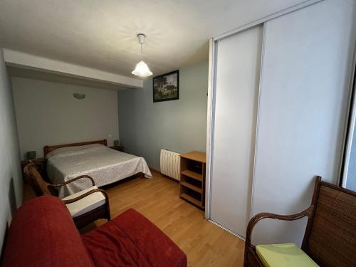 une petite pièce avec un lit et un canapé dans l'établissement Charmant T2 avec WIFI et parking au centre de La Roche-Posay - FR-1-541-159, à La Roche-Posay