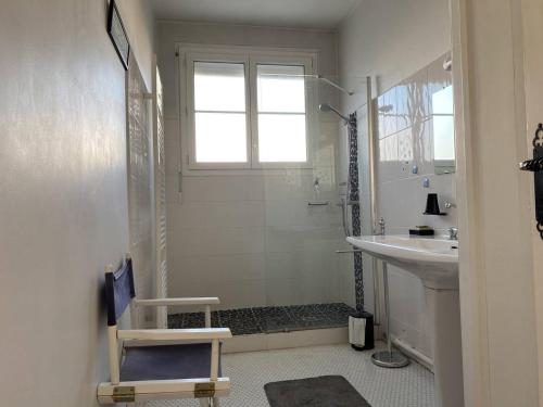 Charmant appartement lumineux et spacieux au centre de Royan - FR-1-738-44 في رويان: حمام أبيض مع دش ومغسلة