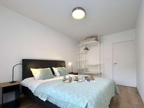 une chambre avec un grand lit avec une couverture bleue dans l'établissement Appartement 3 pièces, 2 chambres, balcon, vue Briançon, WiFi gratuit - FR-1-330C-150, à Briançon