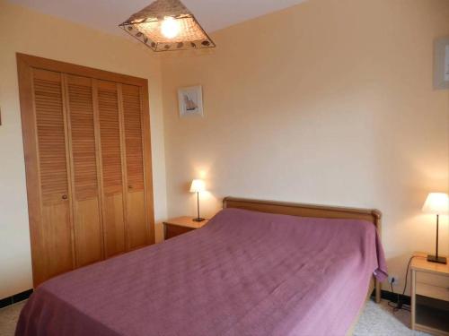 - une chambre avec un lit doté d'un couvre-lit violet dans l'établissement Appartement T2 avec piscine et parking pour 4 personnes - FR-1-610-103, au Lavandou