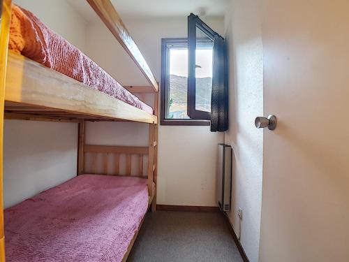 une chambre avec deux lits superposés et une fenêtre dans l'établissement Studio cabine classique aux Menuires, proche des pistes - FR-1-344-1228, aux Menuires