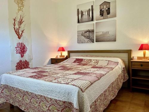 - une chambre avec un lit, deux tables et deux lampes dans l'établissement Appartement avec terrasse vue mer et parking à La Croix-Valmer - FR-1-226B-231, à La Croix-Valmer