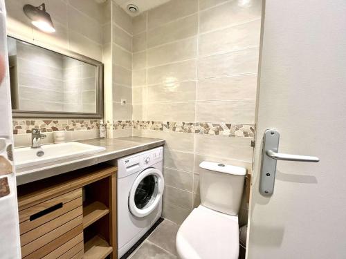 une salle de bain avec une machine à laver et un lavabo dans l'établissement Appartement avec terrasse vue mer et parking à La Croix-Valmer - FR-1-226B-231, à La Croix-Valmer